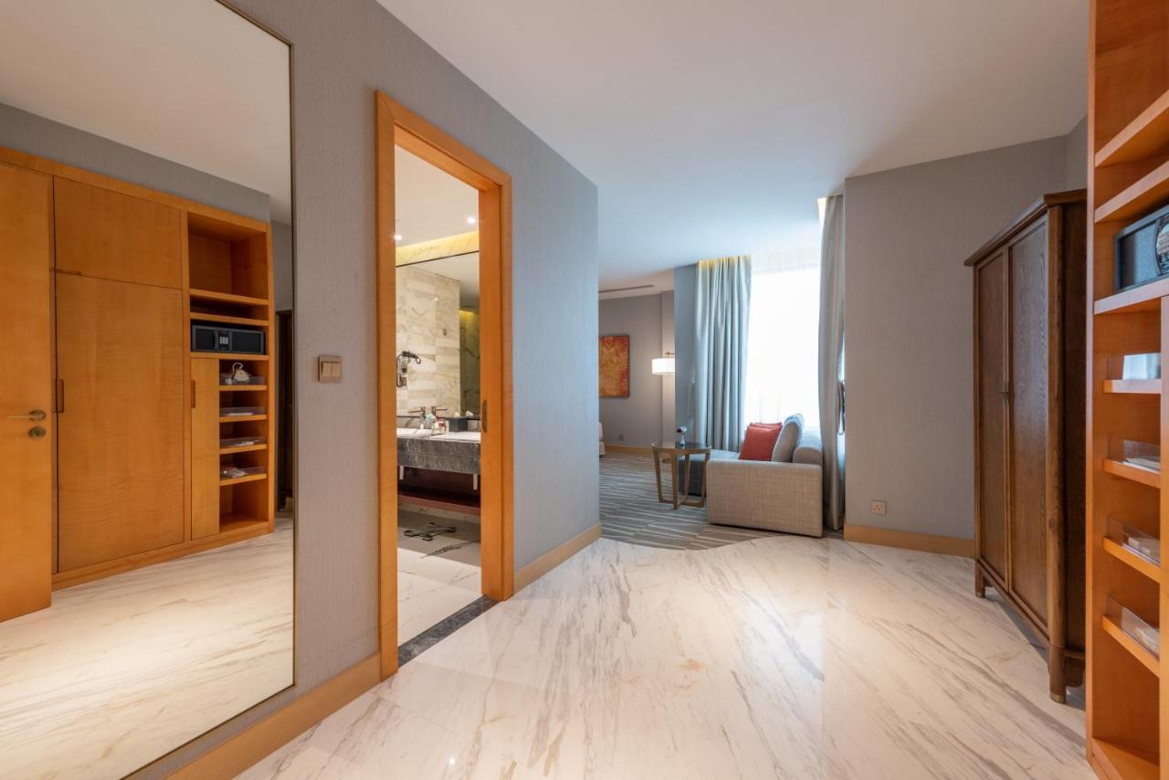 Ramada Hotel & Suites By Wyndham Al Qassim 布凯里耶 外观 照片 A suite at the hotel