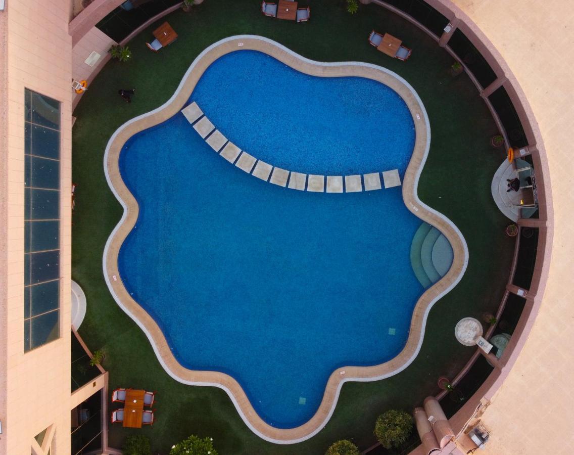 Ramada Hotel & Suites By Wyndham Al Qassim 布凯里耶 外观 照片 Swimming pool at the hotel