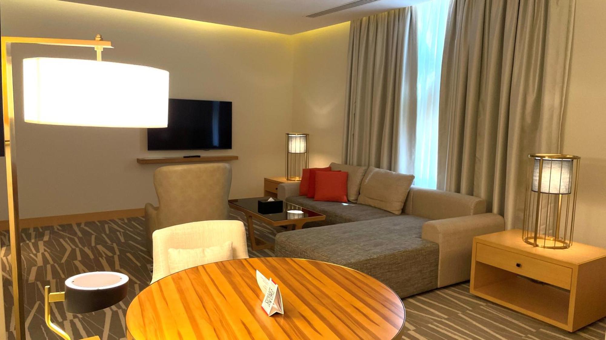 Ramada Hotel & Suites By Wyndham Al Qassim 布凯里耶 外观 照片 Living room of a suite