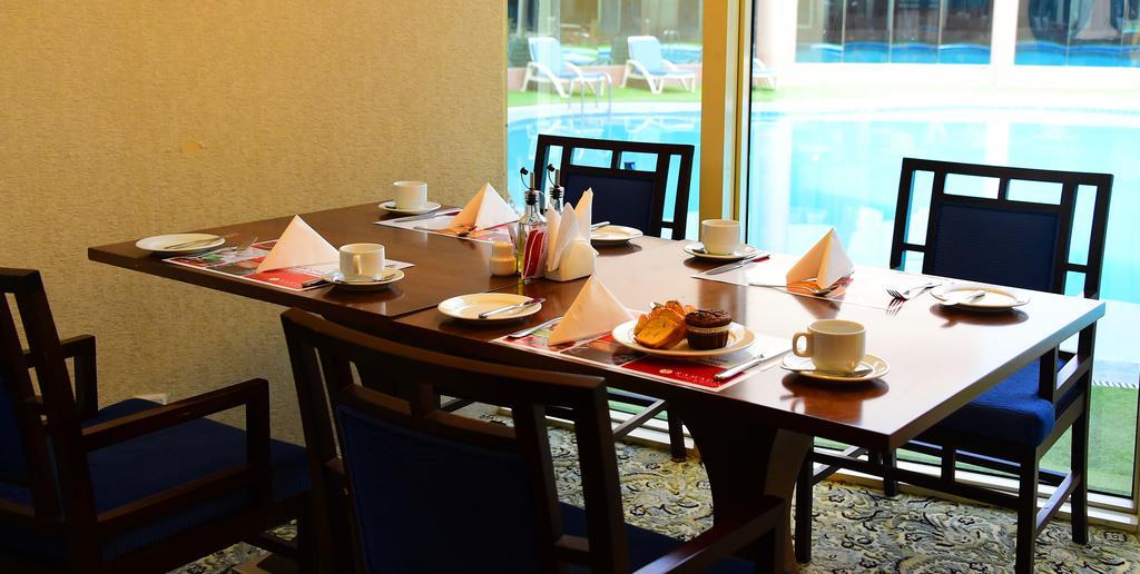 Ramada Hotel & Suites By Wyndham Al Qassim 布凯里耶 外观 照片 A table set for afternoon tea