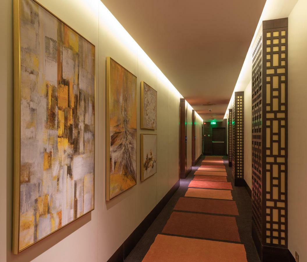 Ramada Hotel & Suites By Wyndham Al Qassim 布凯里耶 外观 照片 A corridor at the hotel