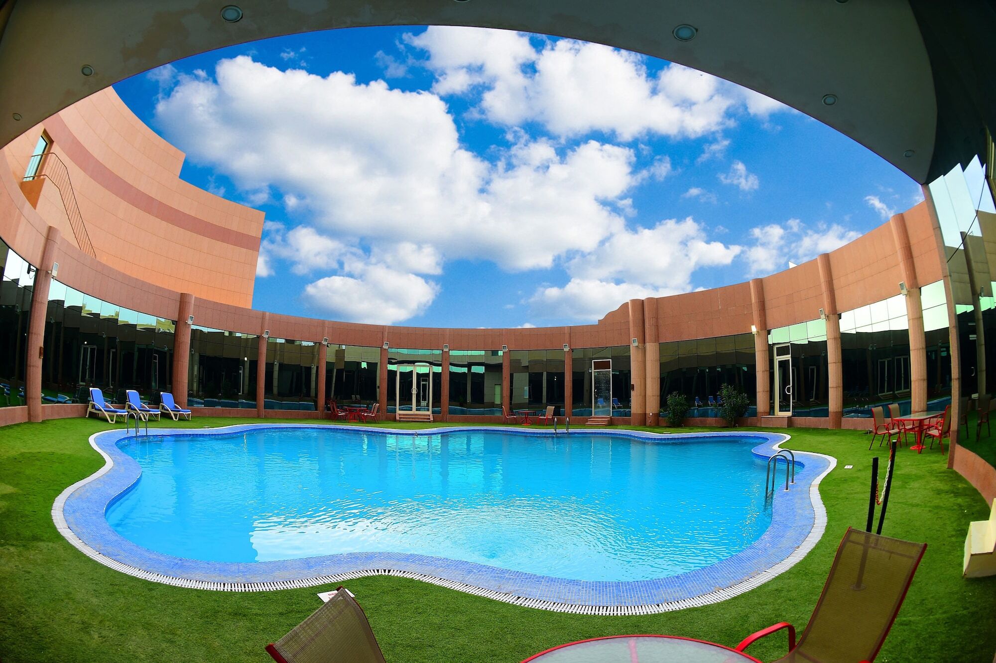 Ramada Hotel & Suites By Wyndham Al Qassim 布凯里耶 外观 照片 Swimming pool at the hotel