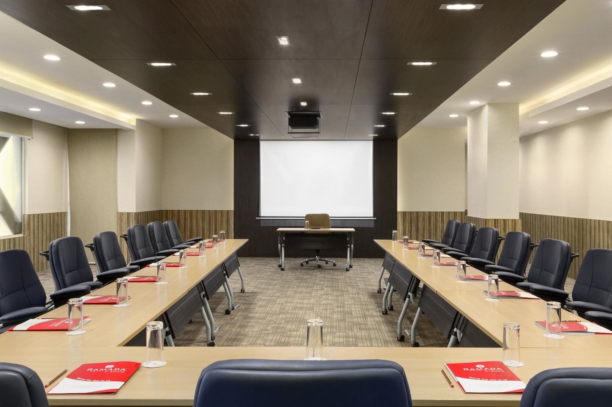 Ramada Hotel & Suites By Wyndham Al Qassim 布凯里耶 外观 照片 Meeting room